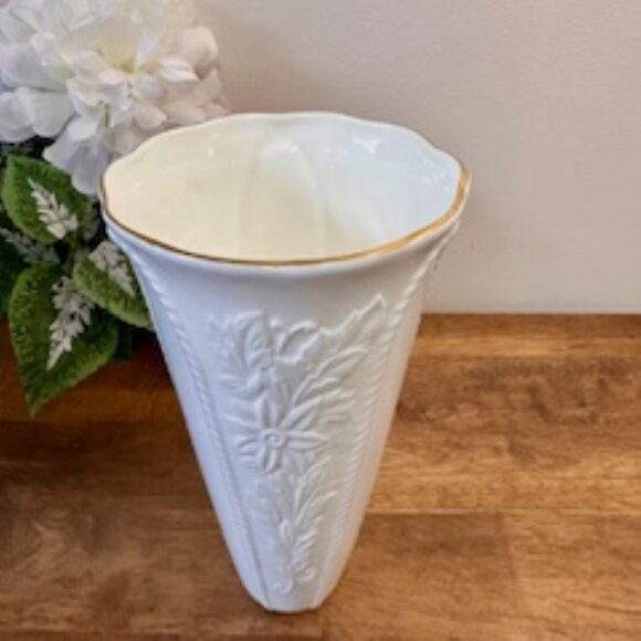 Vintage Pfaltzgraff White‎ Porcelain Vase Floral Embossed USA Artware - Picture 3 of 7